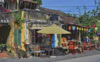 Hoi An sidewalk cafe